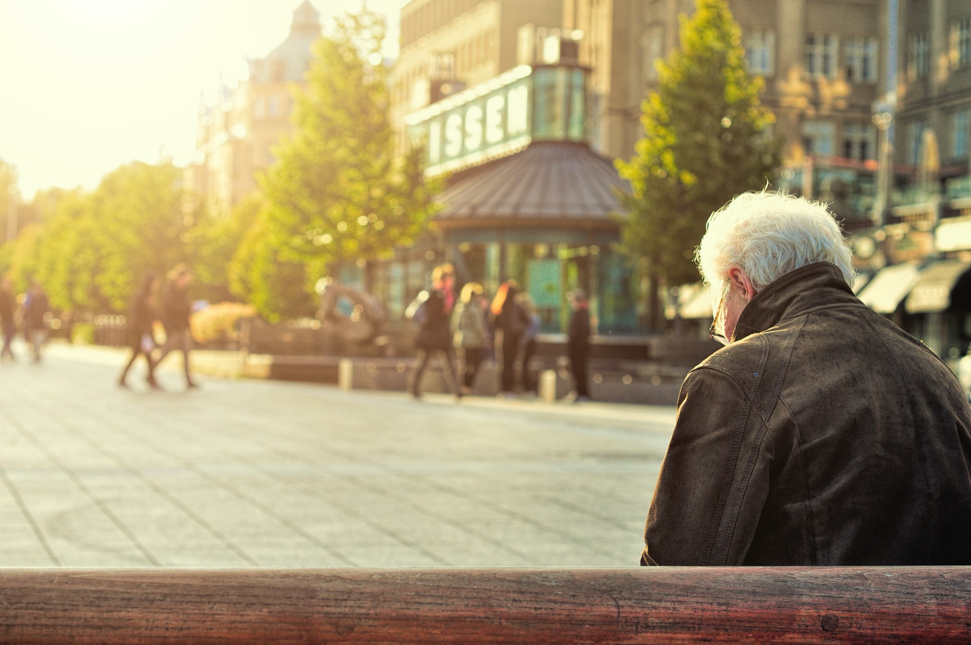 公園のベンチに独りで座る老人